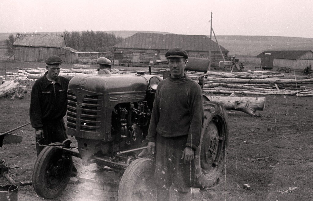 Трактор ДТ-14 в советском колхозе (фото 1958 года)