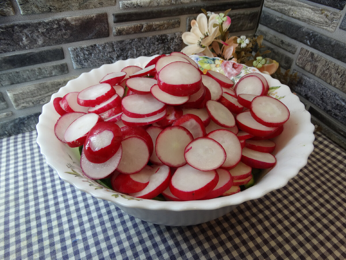 Весенний салат из редиски, огурцов и помидор | Готовим вкусно дома/  Кулинария/ Рецепты | Дзен