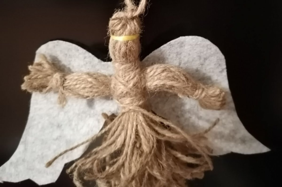    Бабушка с внучкой в Забайкалье сделали бойцам СВО открытки с ангелочками