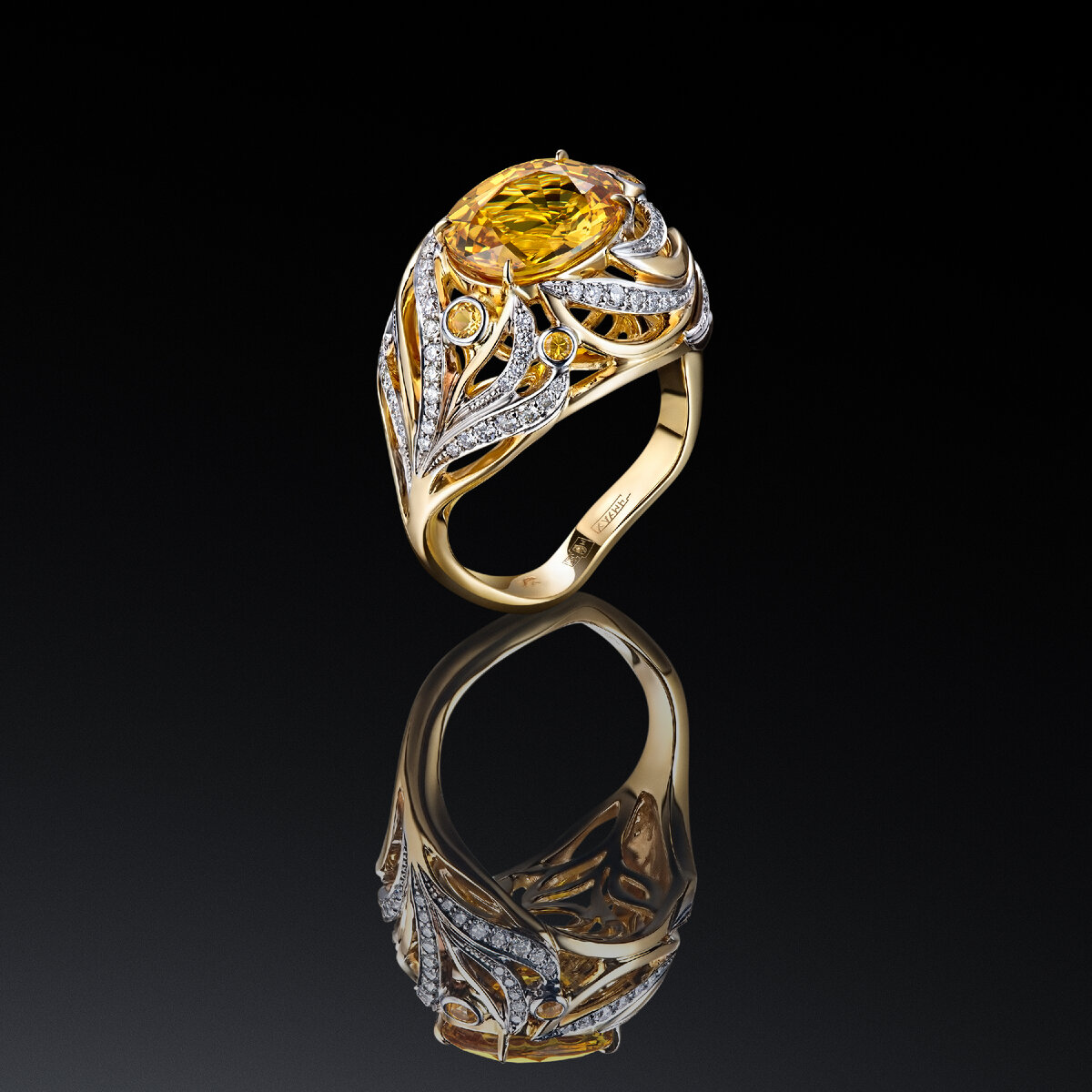 Благородное сияние бриллиантов и желтых сапфиров. Ювелирная ода далекой звезде воплотилась в ювелирной композиции «Магия Солнца». Солнце, которое согревает нашу планету своими лучами и дарит урожай. Звезда, которая светит так ярко, что освещает своим светом целую Галактику. Его рождение, жизнь и судьба остается загадкой для ученых, а его красота вдохновляет представителей искусств на протяжении всей истории. Здесь, драгоценный металл и законы Вселенной переплетаются в замысловатые узоры из бриллиантов. Центральным камнем ювелирной композиции является желтый сапфир, который подобно солнечным лучам переливается в лучах света. Правильные инвестиции в украшения всегда окупаются как финансово, так и эмоционально. Такое украшение дарит свет и хранит теплые воспоминания.