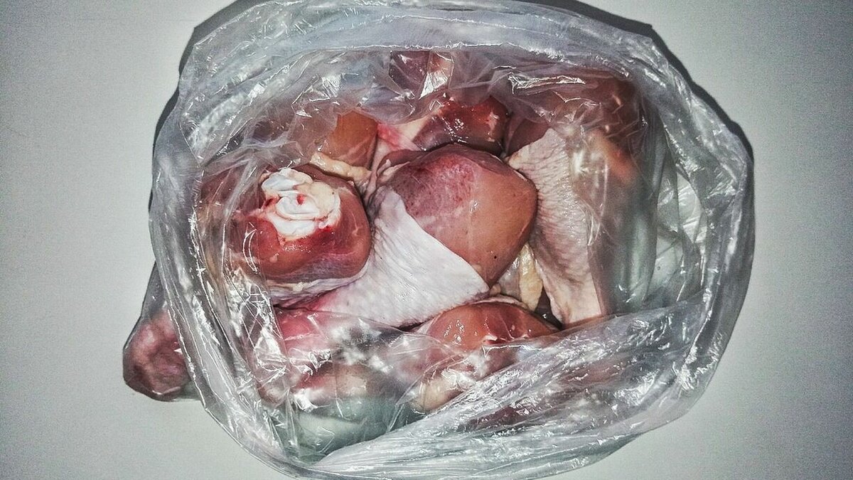     В ближайшее время в РФ может возникнуть дефицит отечественного мяса птицы. Причина кроется в уходе иностранных производителей оборудования.