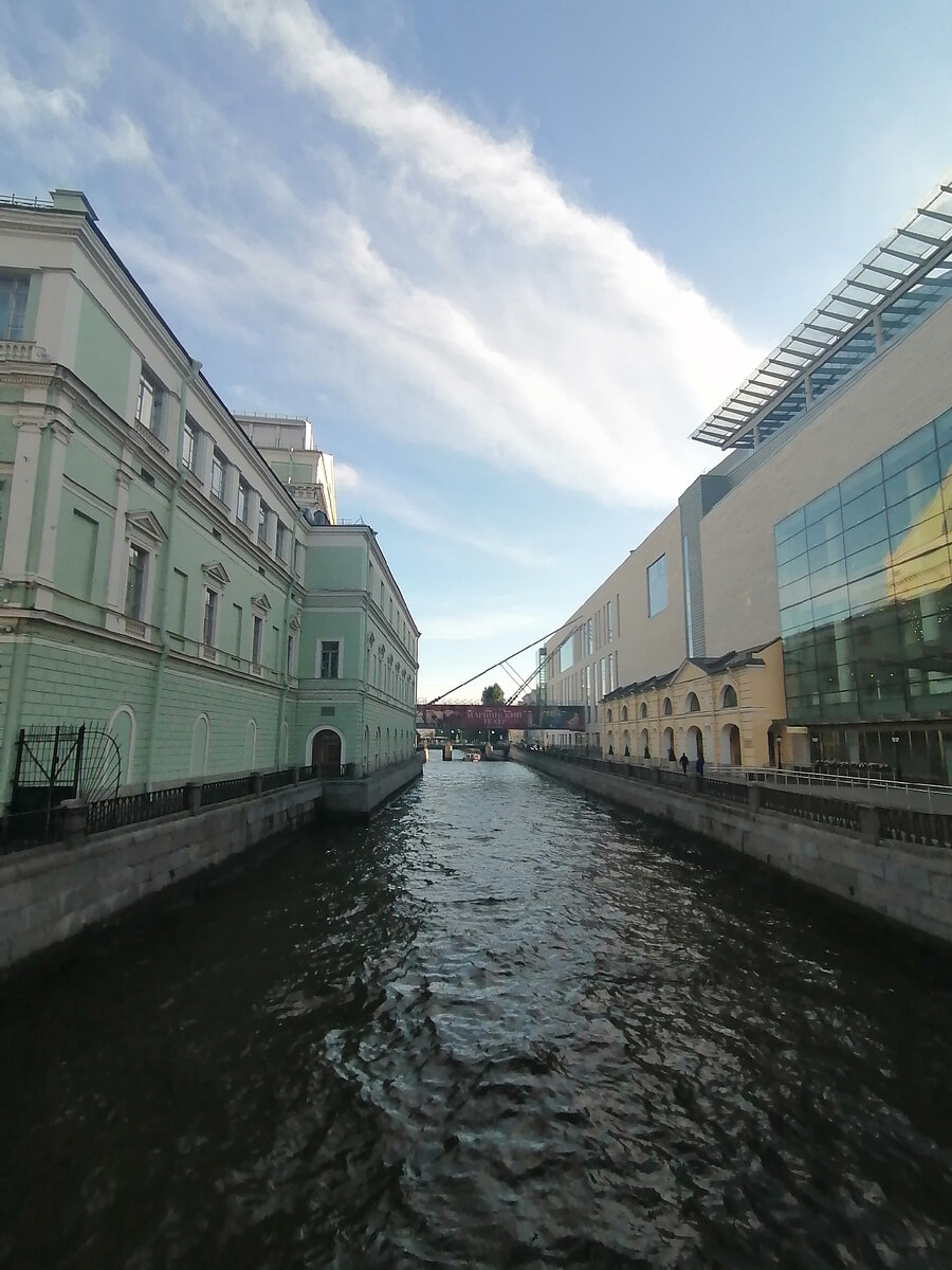 Старое и новое здания театра соединяет переход.