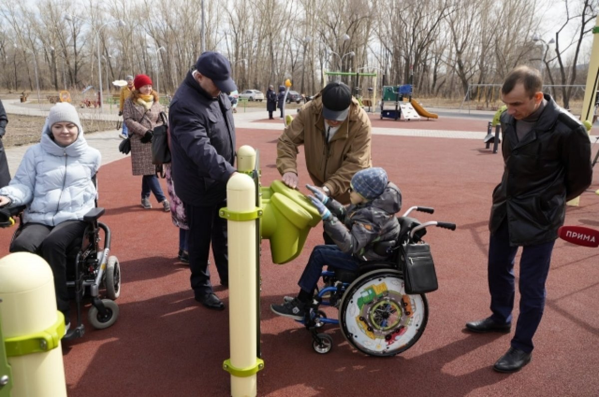    На острове Отдыха обустроили инклюзивный парк.
