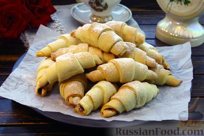 масло сливочное, сметана, яйца, сахар, мука, разрыхлитель, ванилин, соль, корица молотая, пудра сахарная