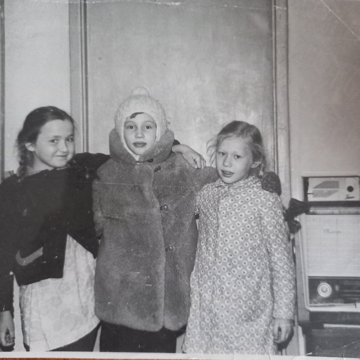 У меня дома. Еще одна подружка зашла... А я уже школьница (я справа у радиоприемника). Жили мы все просто, но весело.