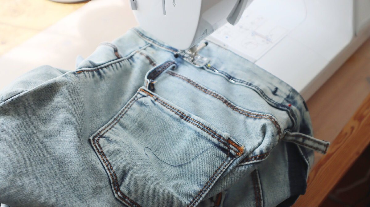 Не выкидывайте джинсы, если они стали малы в поясе. Их можно расширить на несколько сантиметров, покажу, как это легко сделать