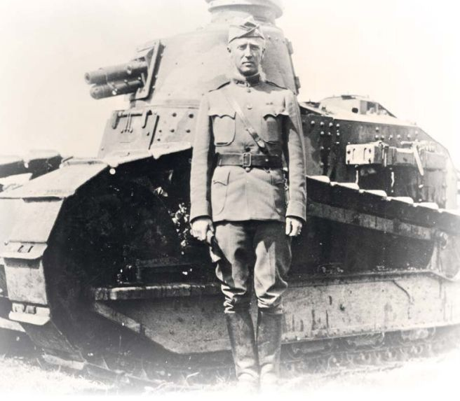Джордж Смит Паттон — младший на фоне легкого танка «Рено» FT-17 во Франции. 1918 г.