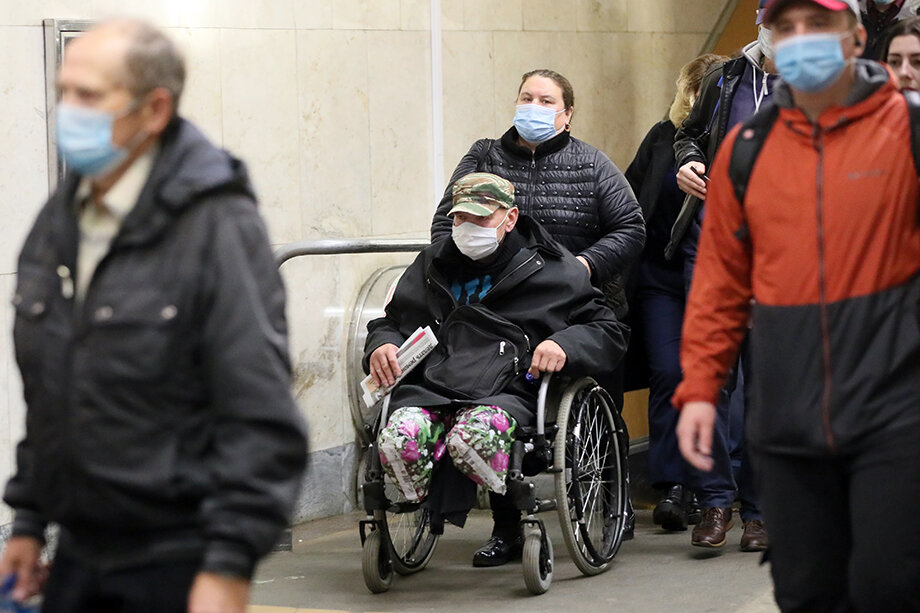 В фонде «Я помогаю инвалидам» считают, что столичная подземка не адаптирована для людей с ограниченными возможностями. Фото: Владимир Гердо/ТАСС