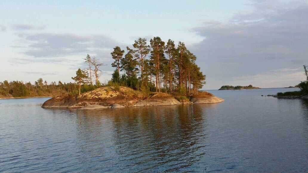 Нет, я не буду рассказывать о Кижах, Валааме, Рускеала или про водопад Кивач, гору Сампо и Соловки. Эти излюбленные туристами места вы увидите и без меня. А я решила показать вам Карелию с большой воды-с Ладоги!