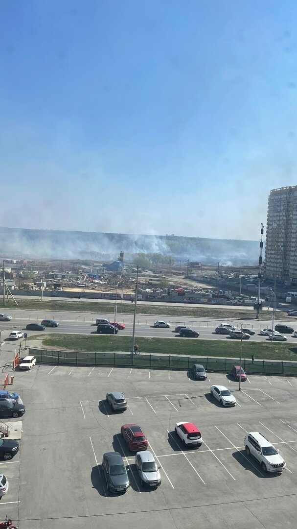 Пожарище жители "Академа" снимают из своих окон. Фото: группа "ЖК Академ Риверсайд"/vk.com