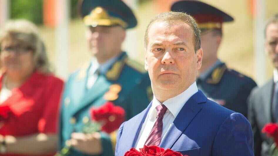     Зампред Совбеза считает, что Зеленский не понадобится даже для подписания капитуляции Украины.