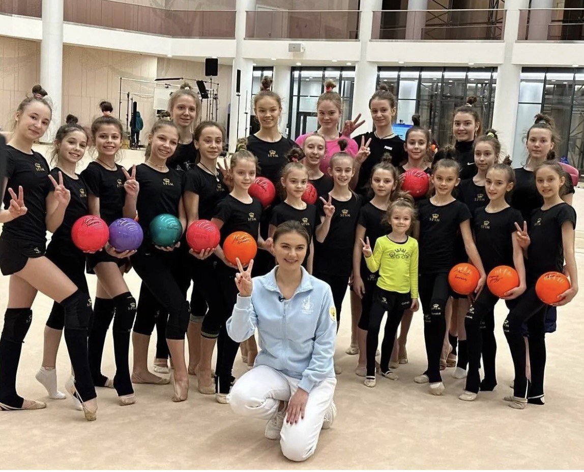 Алина Кабаева с юными гимнастками. Фото: фан-аккаунт Алины Кабаевой в соцсетях