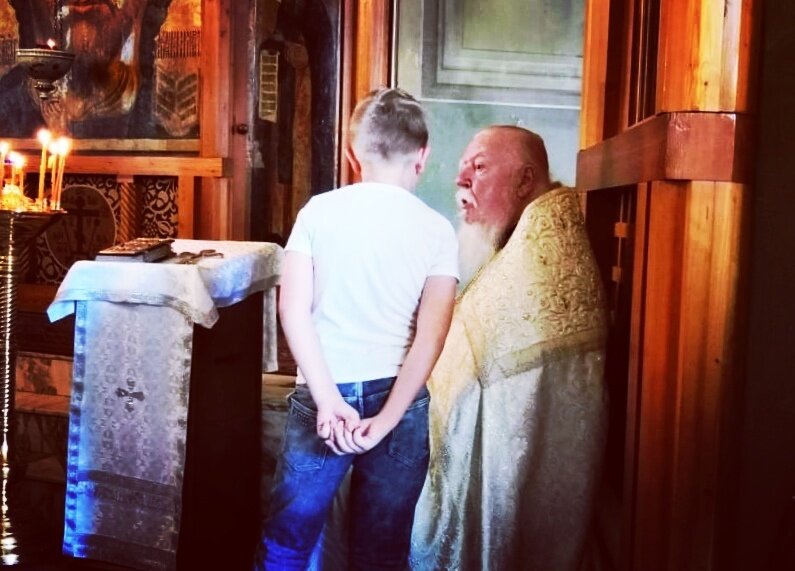Протоиерей Димитрий Смирнов принимает исповедь.