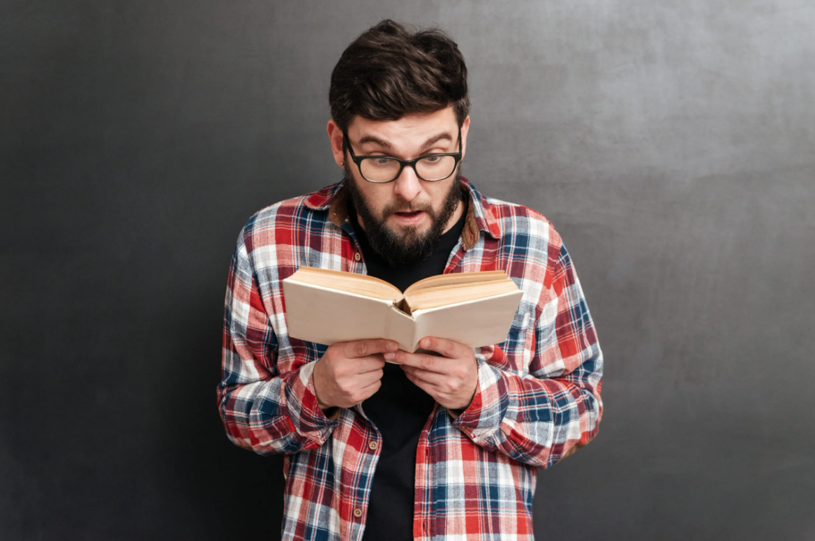 S reading c. Удивленный человек с книгой. Книга удивление. Человек удивляется книги. Удивление чтение.