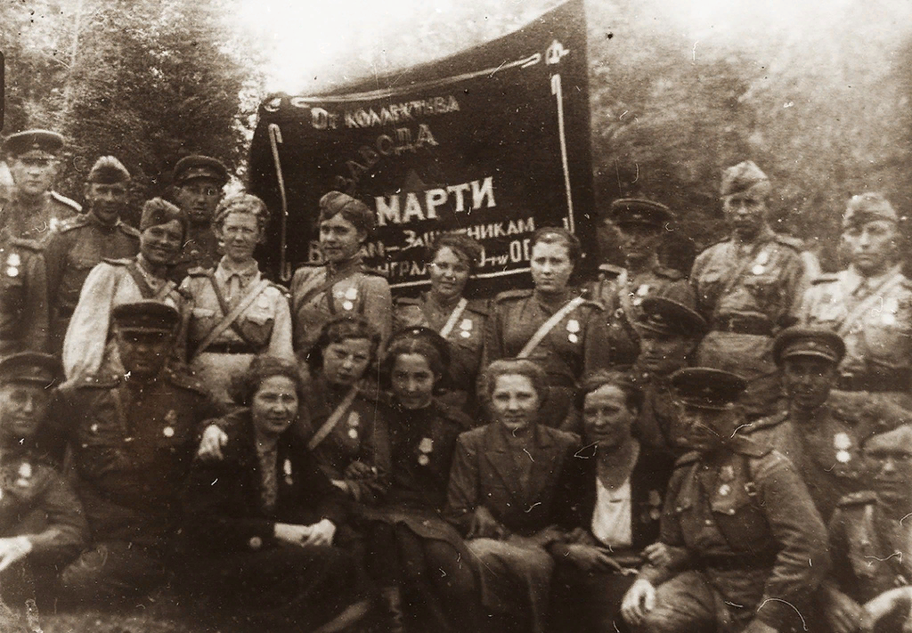 Работники судостроительных заводов имени Андре Марти и "Судомех" - ныне "Адмиралтейские Верфи". Фотография из интернета 