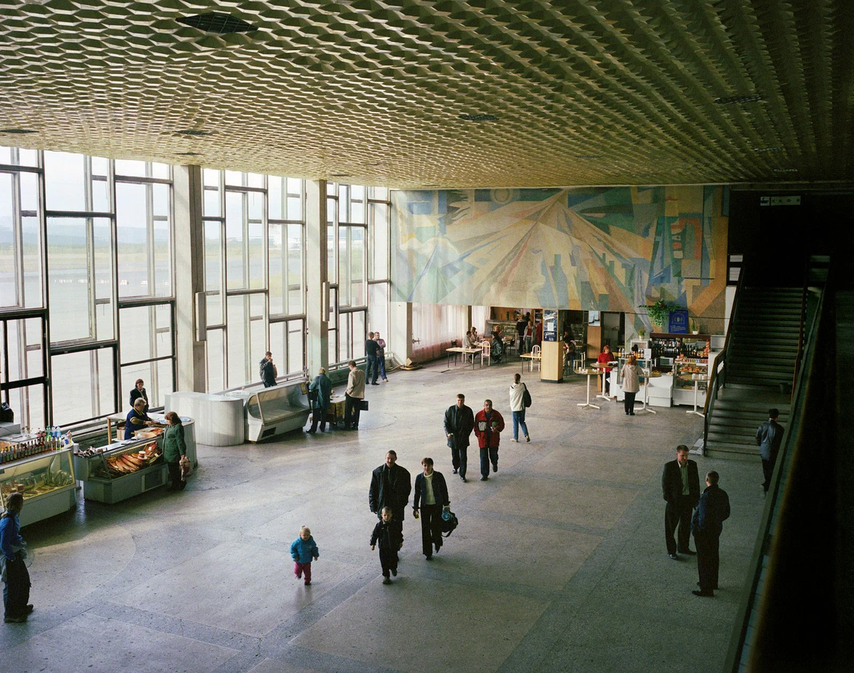 Аэропорт Магадана. Все еще были советских времен с социалистическими рисунками