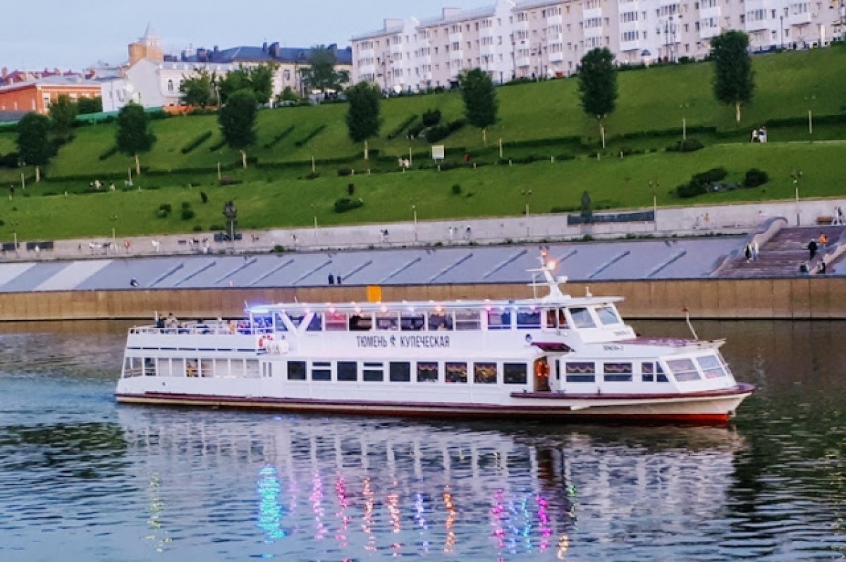 Волга река теплоход. Речной порт волгоград река. Теплоход тюмень купеческая. Ресторан яхта ласточка москва. Москва река прогулка на теплоходе.