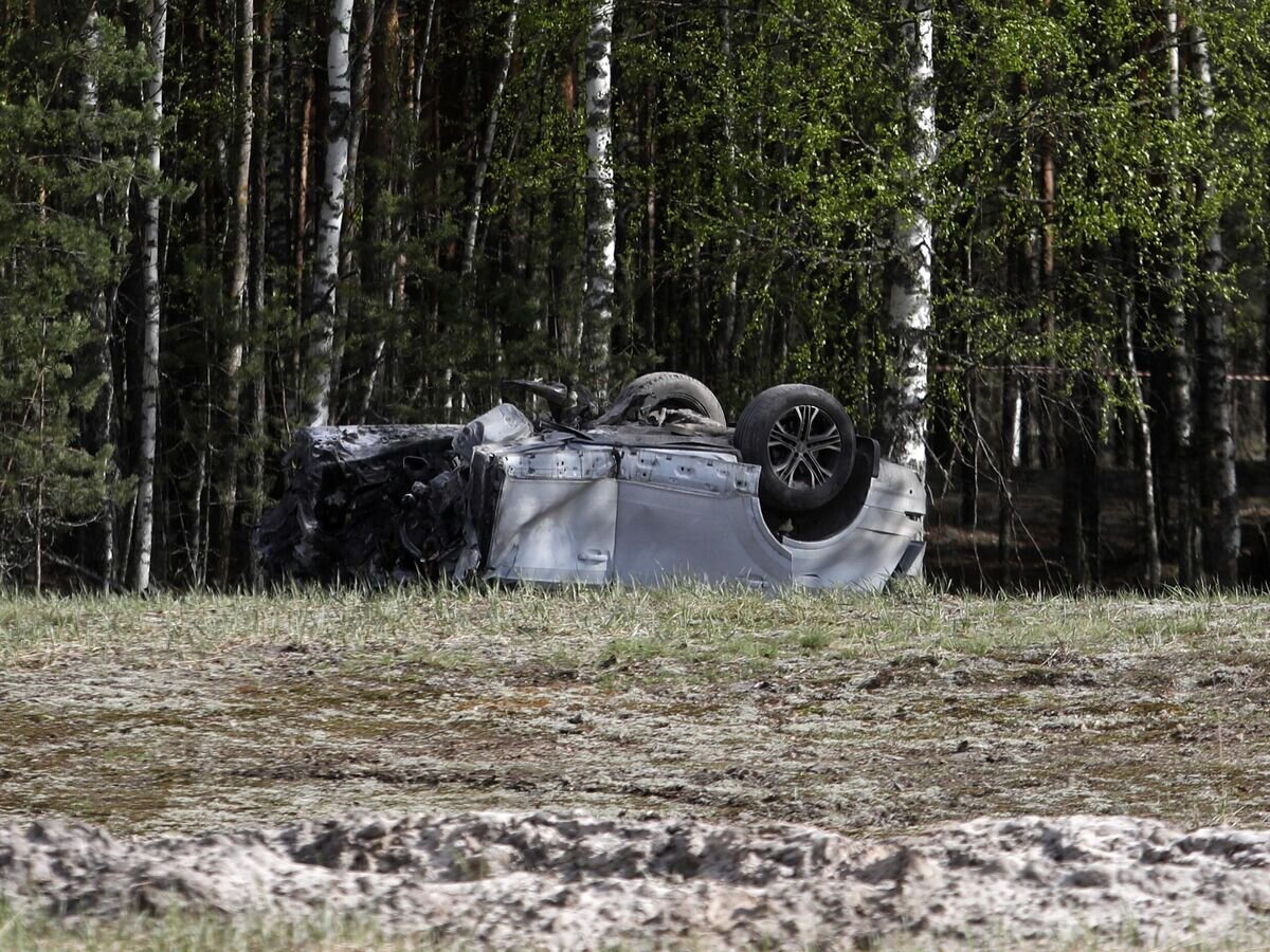    Фото с места подрыва автомобиля, в котором передвигался Захар Прилепин© РИА Новости / Елизавета Семина