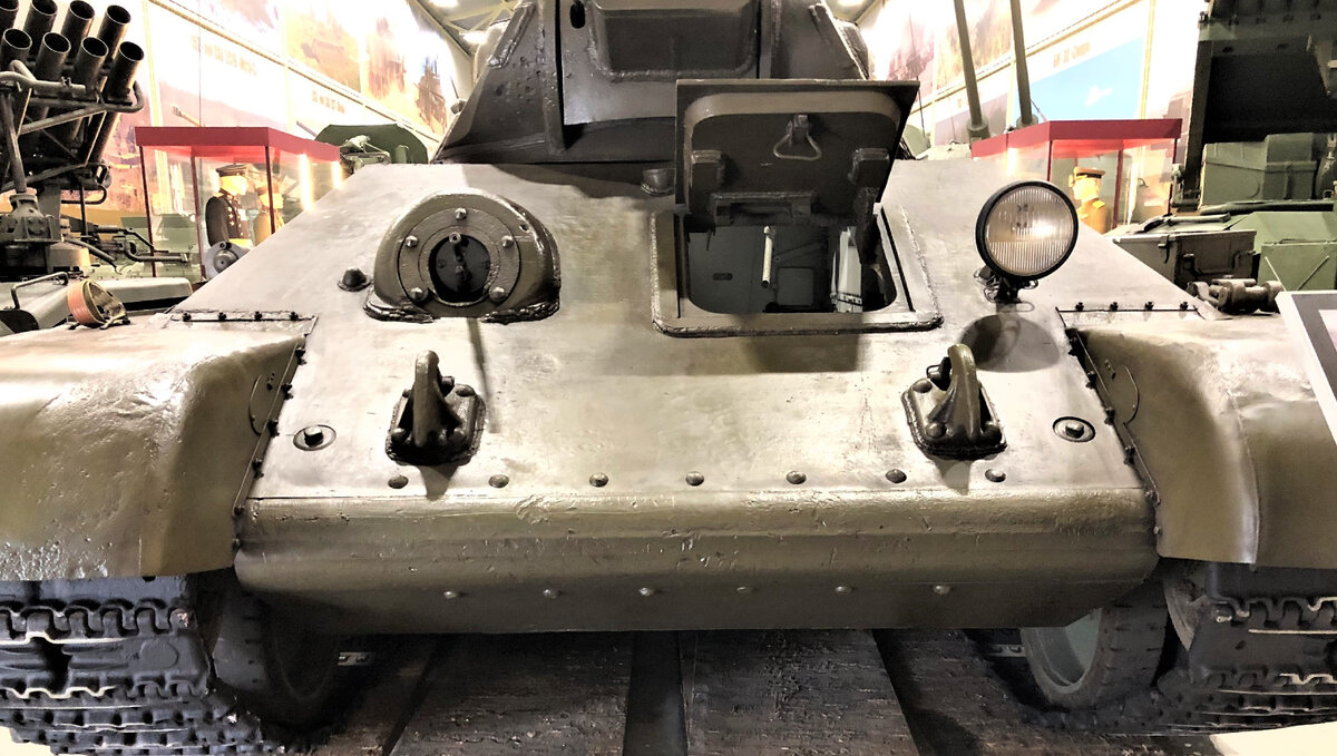 Лобовая часть корпуса Т-34 из Падиково. Характерные детали , свойственные танкам ранних выпусков: бронировка курсового 7,62мм пулемета ДТ, люк механика-водителя, носовая балка на стыке верхнего и нижнего лобовых листов, крепящаяся с помощью гужонов, фара , установленная непосредственно на верхнем лобовом листе, буксировочные крюки.