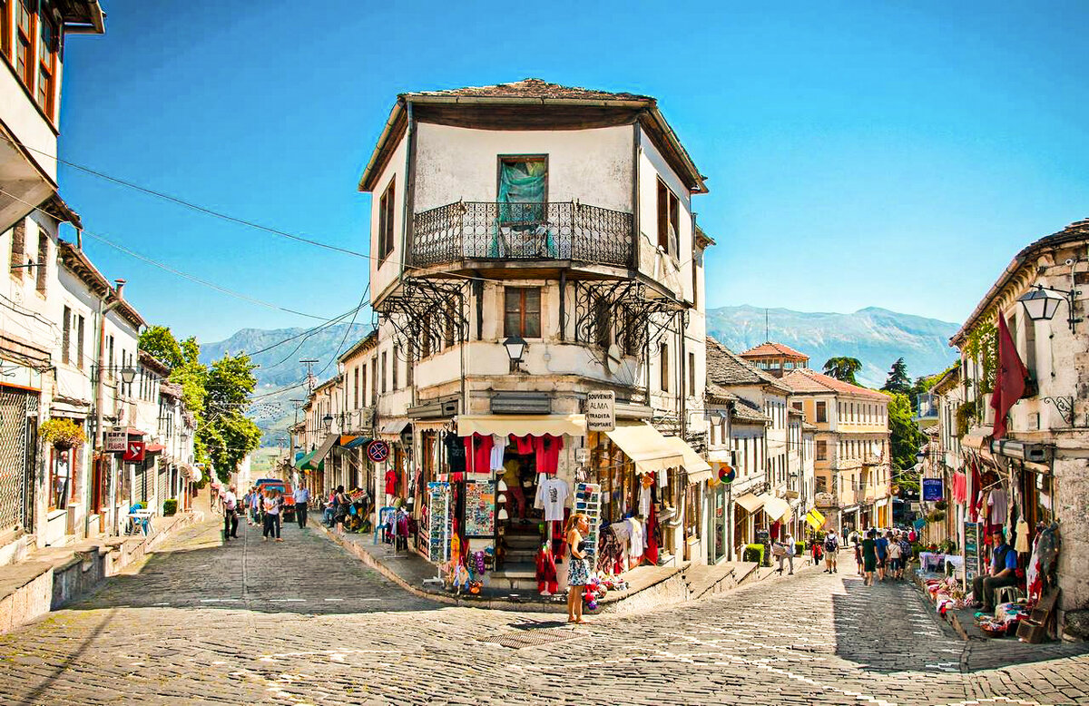 Албания - небольшая страна в Юго-Восточной Европе, которая может похвастаться богатой историей, разнообразными ландшафтами и яркой культурой.