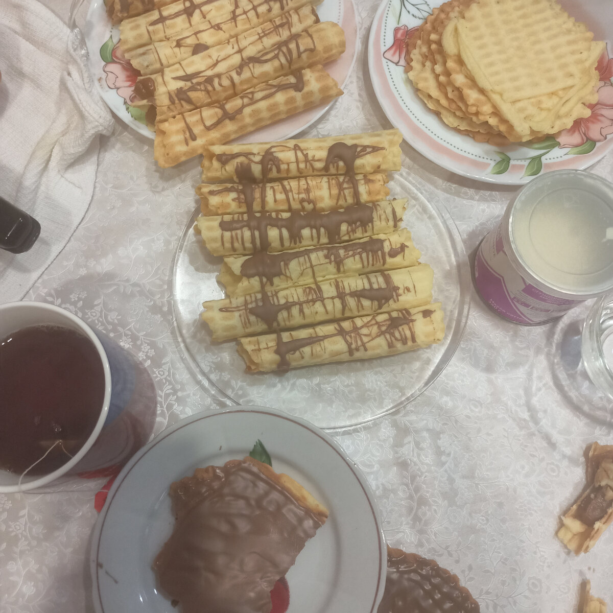 Вчера испекла я вафельных трубочек с вареной сгущенкой.