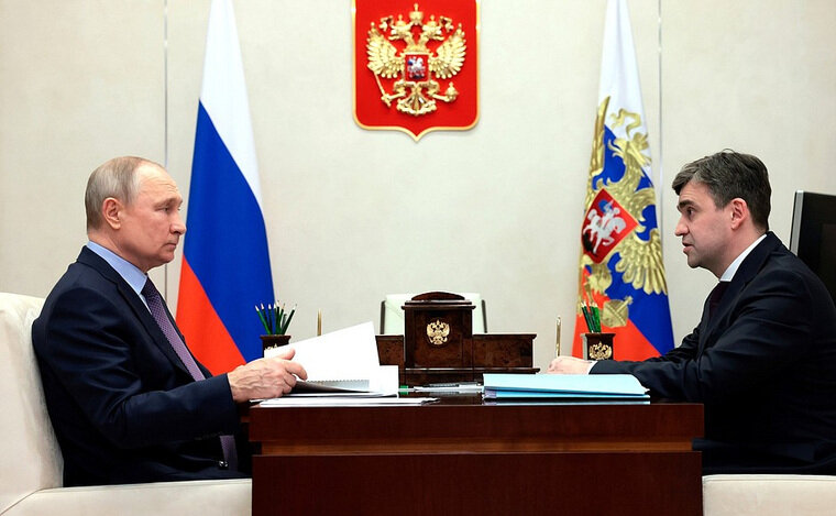   Президент РФ Владимир Путин (слева) похвалил губернатора Ивановской области Станислава Воскресенского (справа) за проделанную работу
