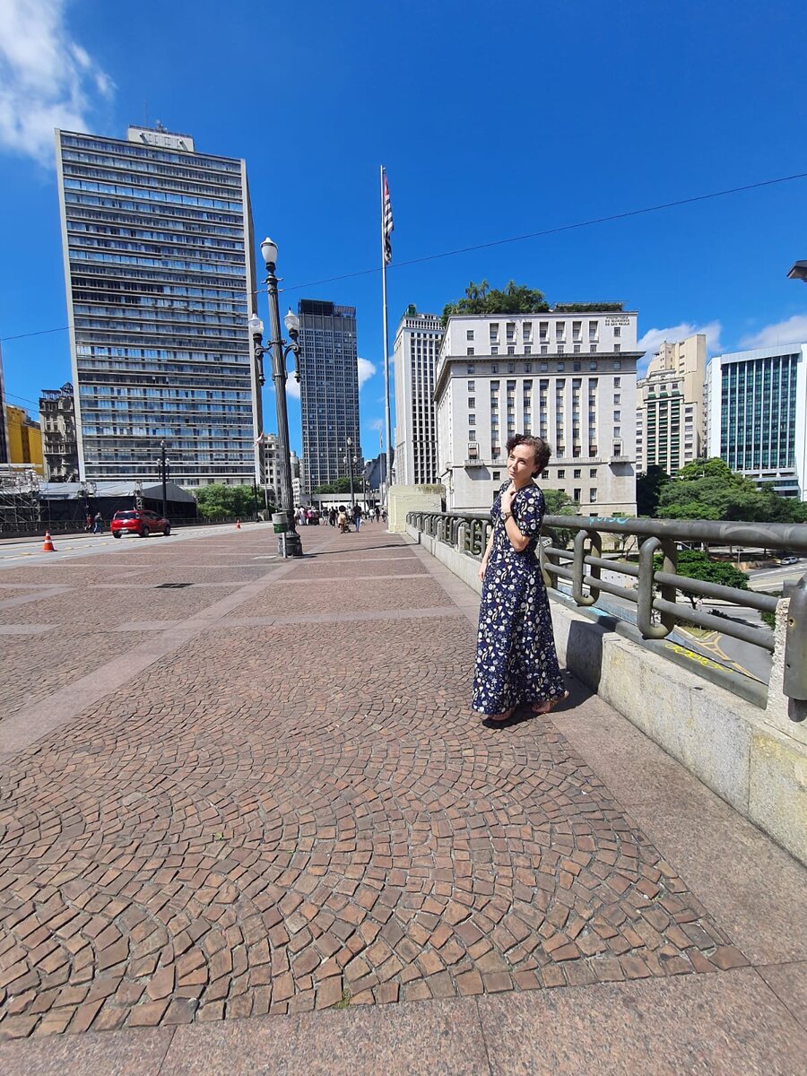 Я, а на заднем плане Мэрия Сан-Паулу. Середина апреля 2023