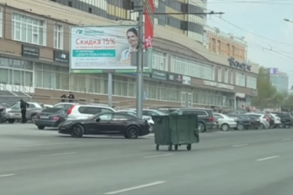    В Новосибирске мусорный контейнер перегородил проезд по улице Кирова