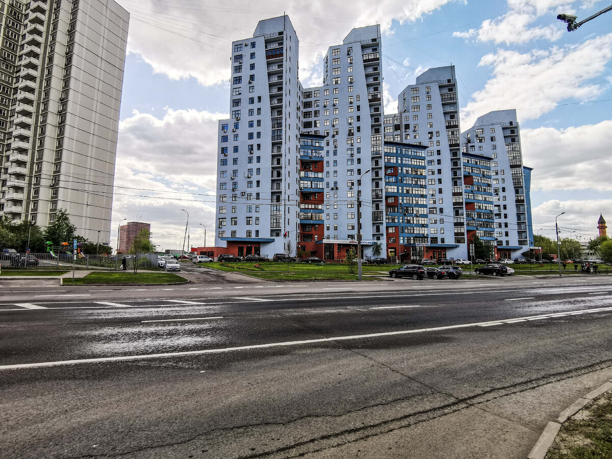 Жилой комплекс "Дом-корабль", построенный на улице Хачатуряна ещё в 2001 году. Он получил множество призов, в том числе гран-при фестиваля "Зодчество-2001".