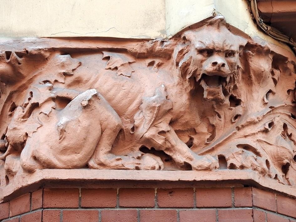 Химера
Доходный дом И. Ф. Алюшинского, 1908 год.
Фото: Андрей Мархотин, «Чувства в деталях», https://vk.cc/co2Rbm