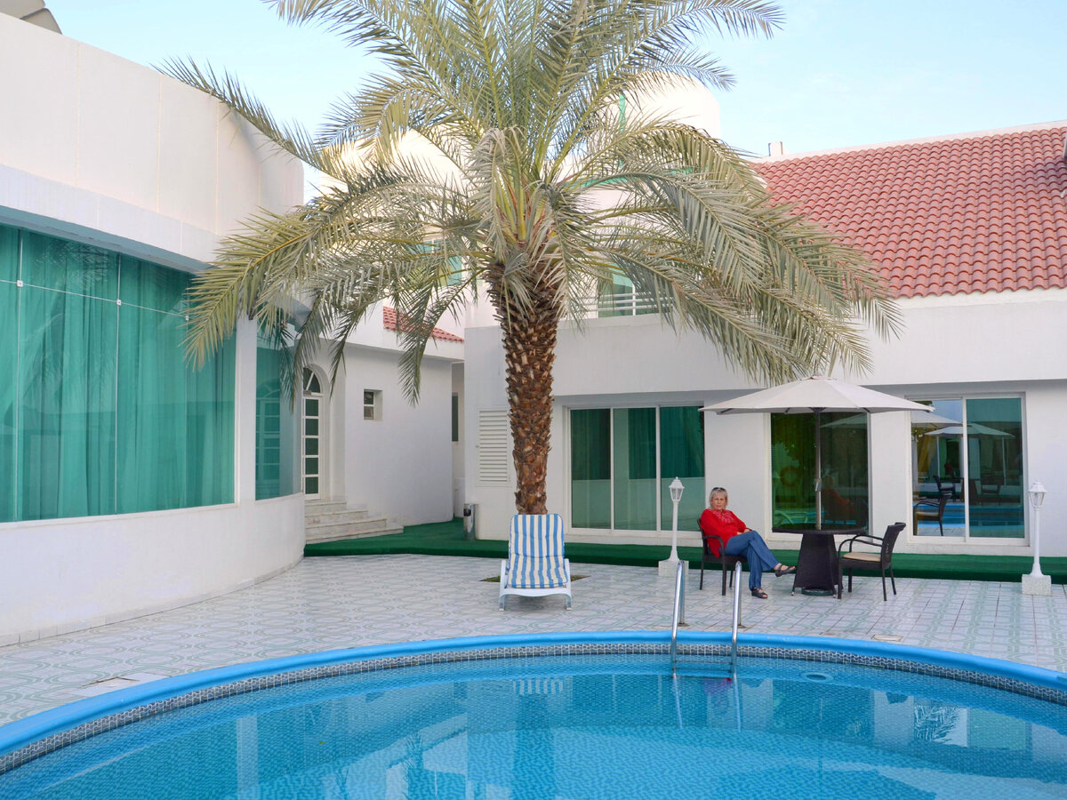 Отель с бассейном, в котором мы жили в ту поездку. Фото автора.