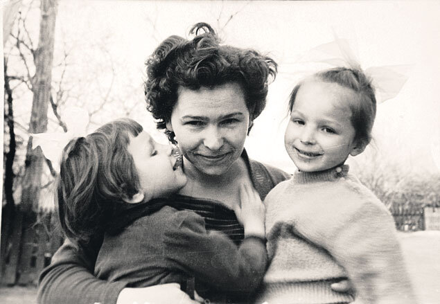 Наина Иосифовна с дочками Татьяной и Еленой, 1960-е. Источник: pinterest.com