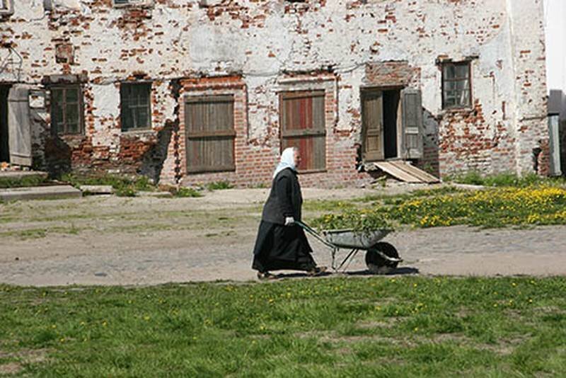 В церковь с месячными. Соловецкий монастырь монашки. Жизнь послушницы в монастыре. Трудницы в женском монастыре. Жизнь в монастыре мужском.