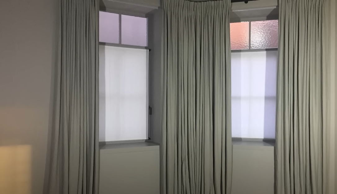 Идеальным результатом будет, если у вас шторы в собранном состоянии уйдут на простенки слева и справа, а окно будет максимально открытым.