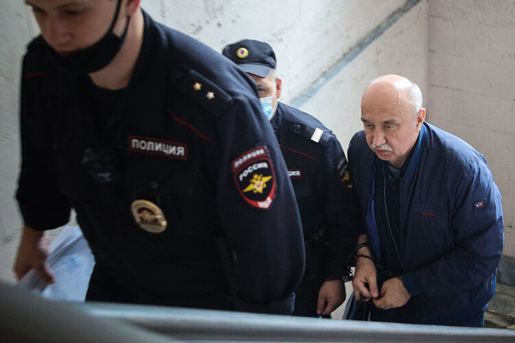    Так как в этот раз СМИ проявили интерес к заседанию, то судья уточнила, стоит ли разрешить фото- и видеосъемку