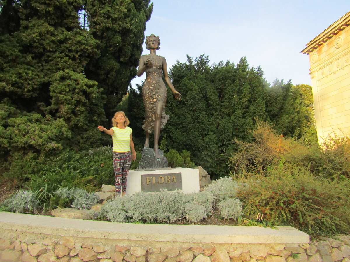 2020  год. Автор  в    Крыму  в  Никитском  саду .  До    всех  последующих   событий ....