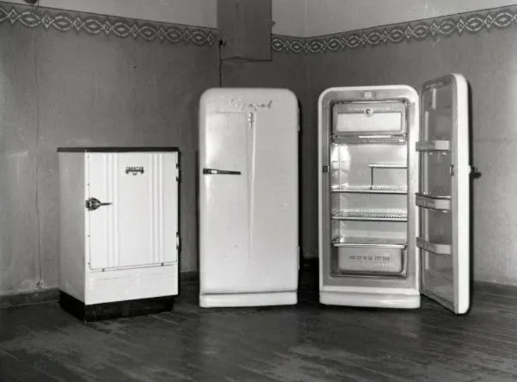 Первый Советский холодильник ХТЗ-120. Первый холодильник General Electric 1911. Холодильник Саратов СЭПО. Холодильник ЗИС-Москва дх2.