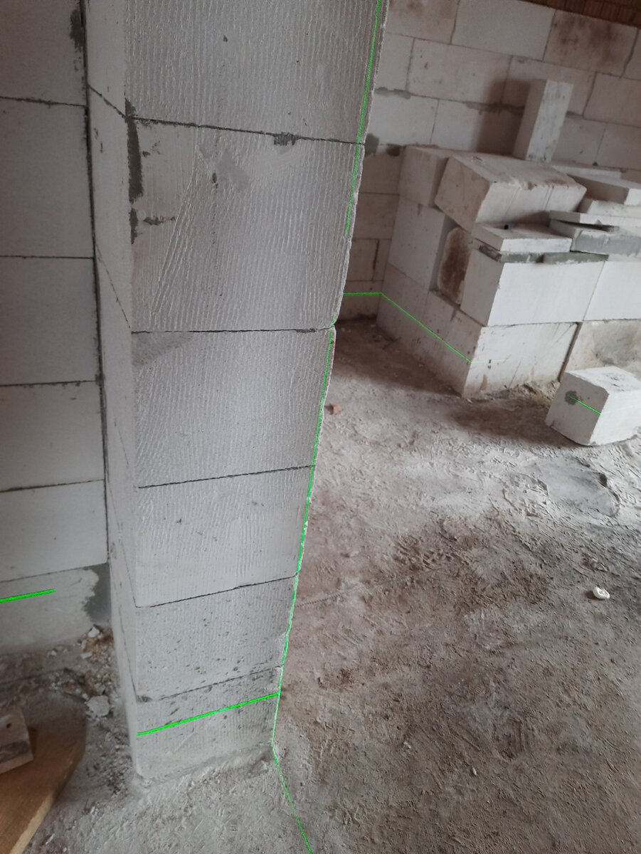 Снизу лазерный уровень вровень со стеной