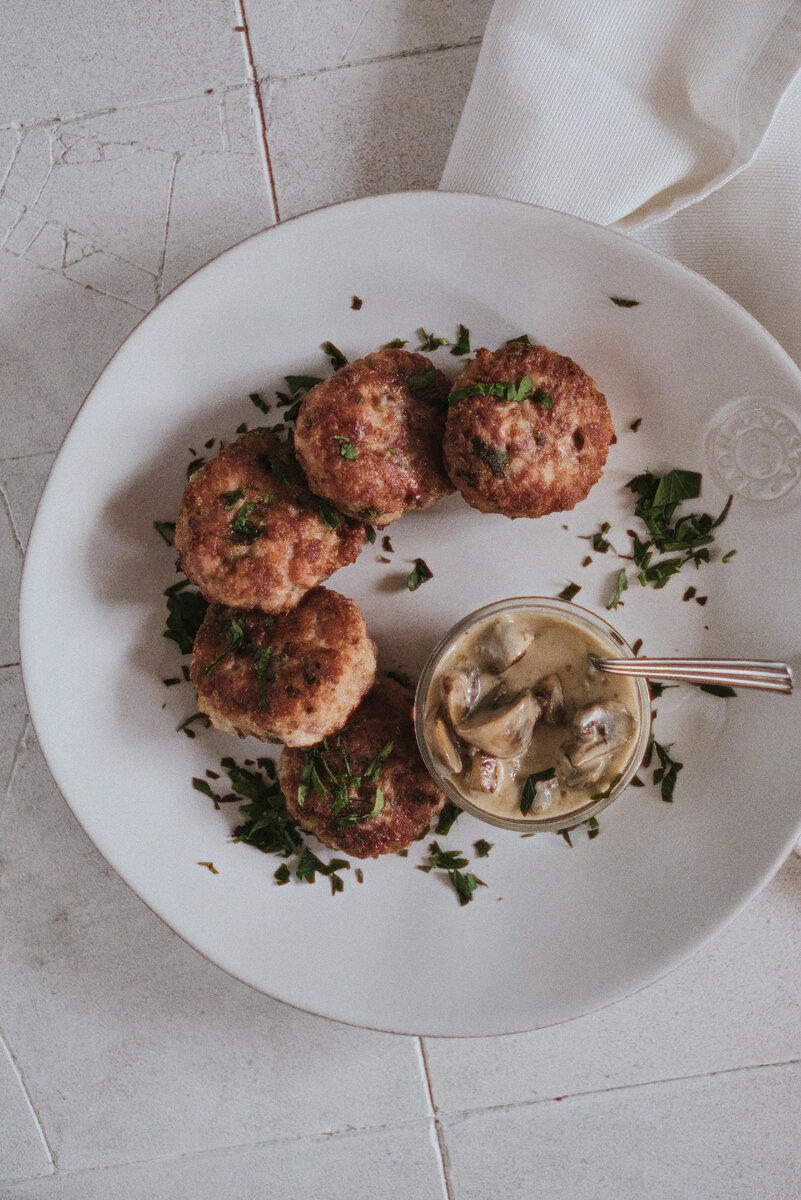 Куриные оладьи с грибным соусом (270г) - 710₽ 