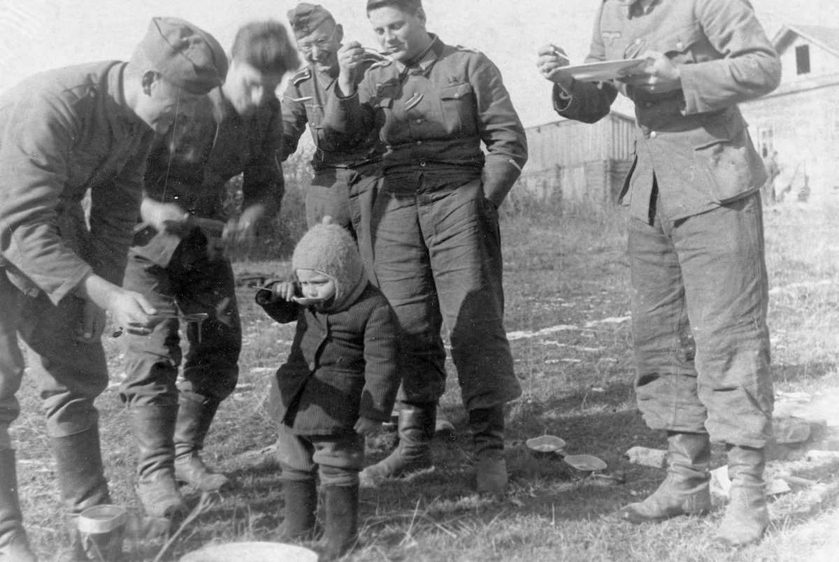 Немецкое видео. Немецкие солдаты с русскими детьми. Немецкий солдат и русский дети. Добрые фашисты с детьми.