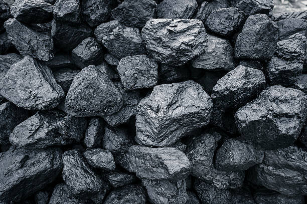    Графит произошел от слова «gráphein», которое с греческого языка означает «писать». Именно поэтому способность оставлять след на поверхности – одно из самых известных свойств этой аллотропной модификации углеродаistockphoto