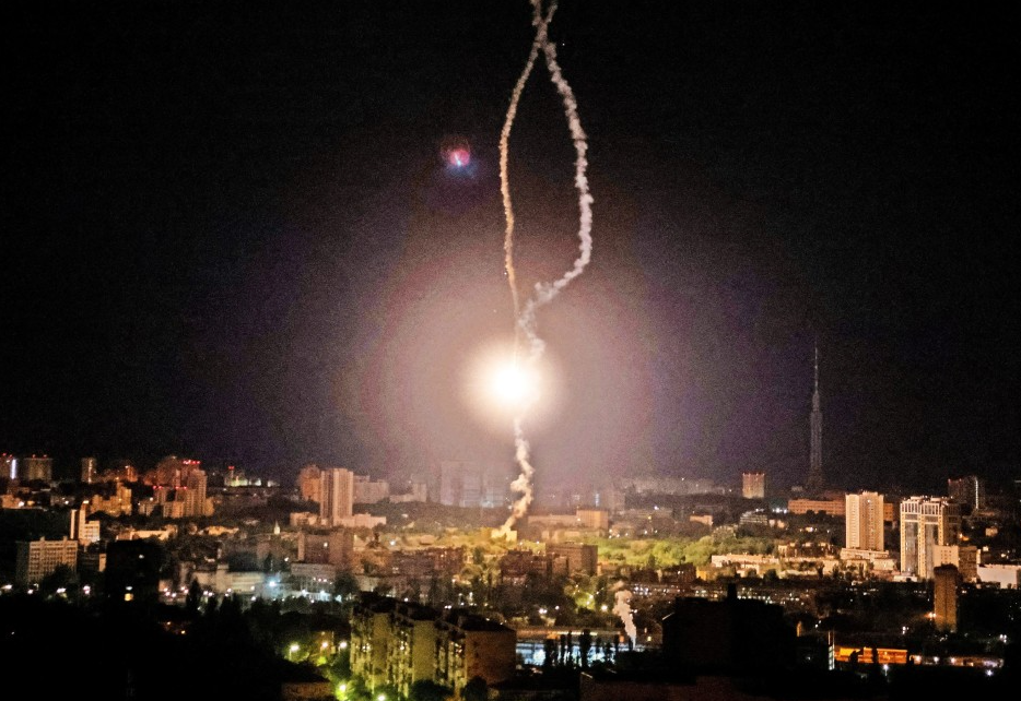 Взрыв ракеты в небе над Киевом 16 мая © REUTERS