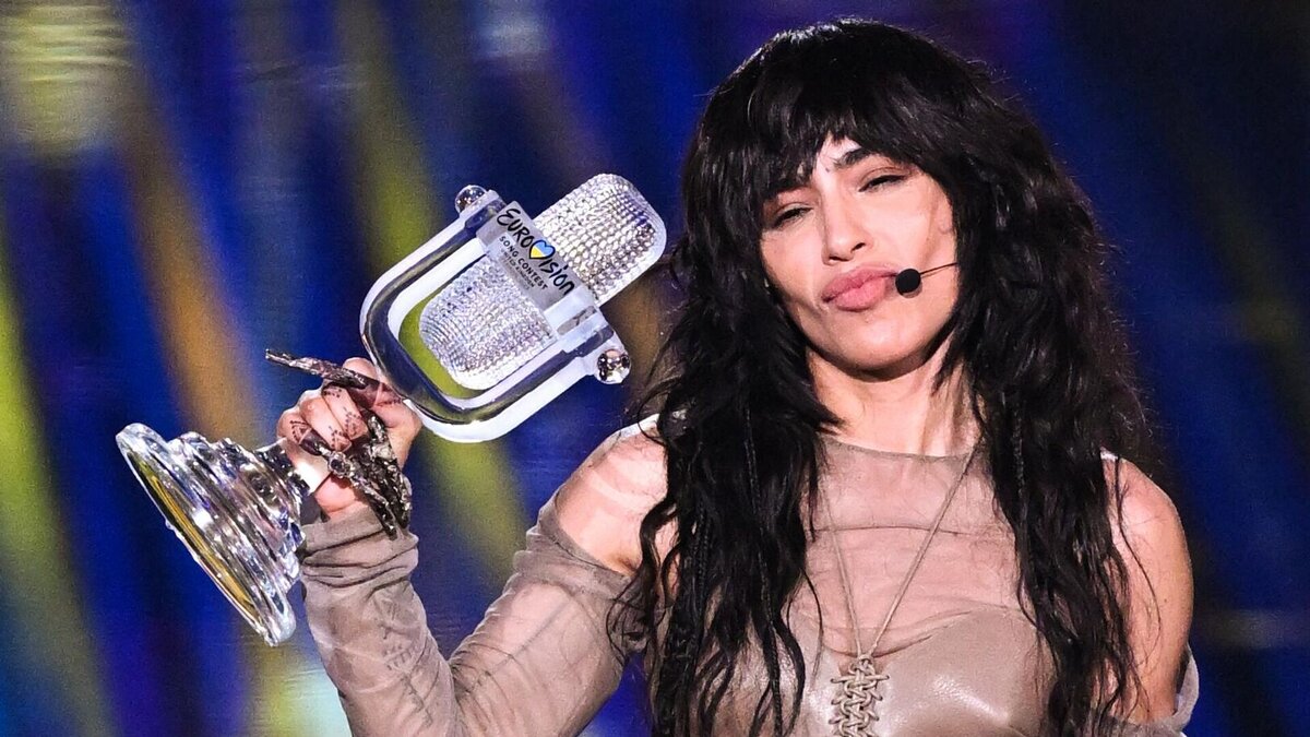 Победительница Евровидения 2023 с наградой. Это второй хрустальный микрофон Лорин — певица уже побеждала в конкурсе в 2012 году с хитом «Эйфория».