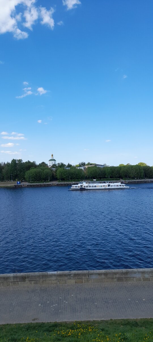 Вчера шла с работы вдоль набережной 