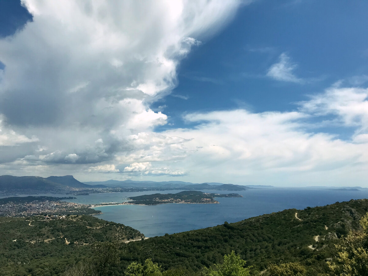 вид на полуостров Сен-Мандрие и далее на Йерские острова