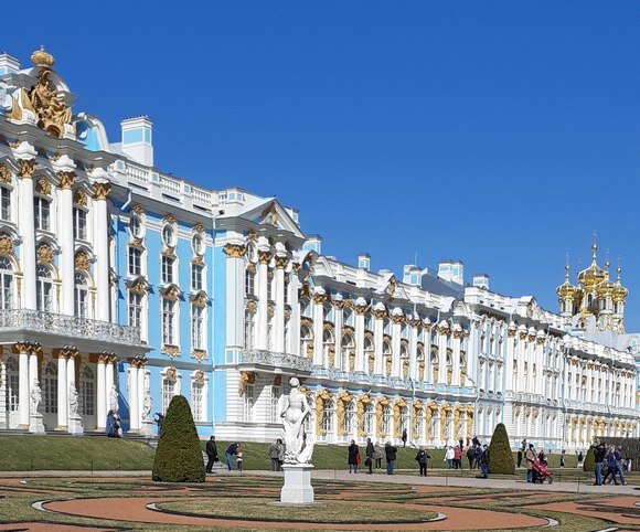Екатерининский дворец в царском селе (перестроен в 1752—1758). Екатерининский дворец архитектор. Екатерининский дворец кто архитектор. Пушкин дворец фото. Екатерининский дворец кто архитектор.