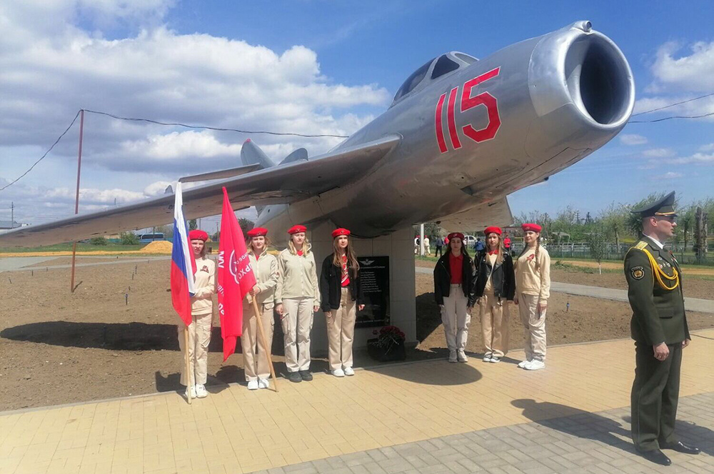    На отреставрированном памятнике размещена табличка с именами героев-лётчиков. Фото: предоставлено организаторами.