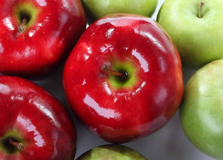 Шеллак полностью безопасен в качестве добавки. Так что кушайте яблоки и конфеты на здоровье! 