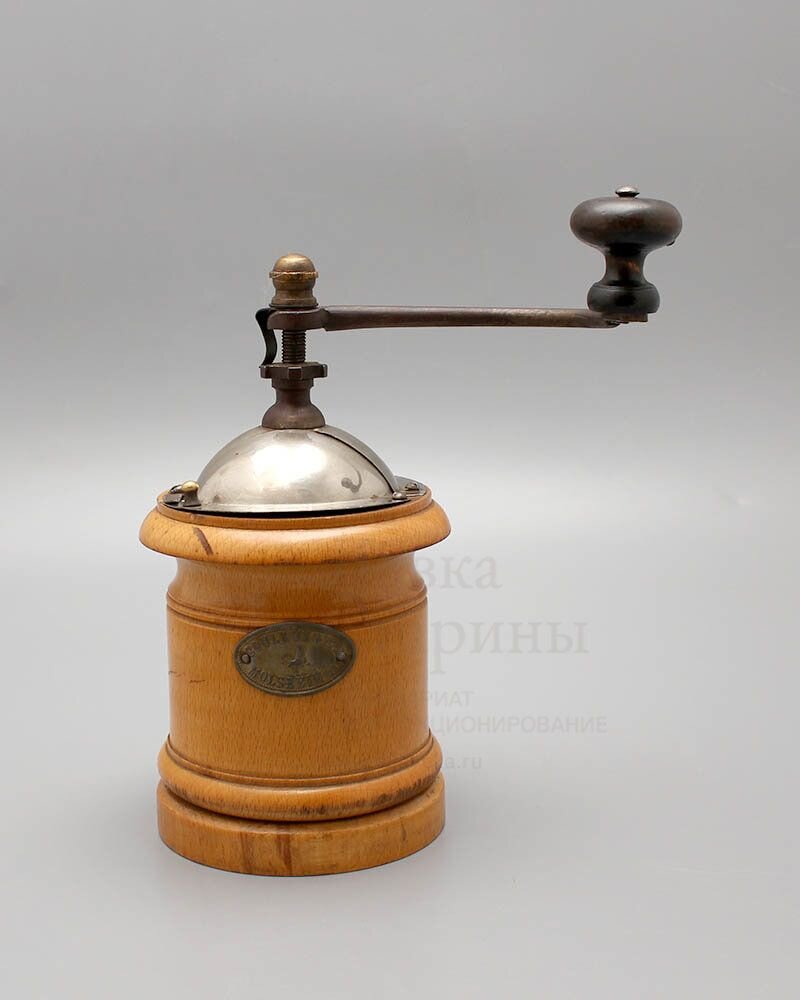 Старая круглая ручная кофемолка, дерево, латунь, Coulaux & Co., Франция, нач. 20 в. Фото с нашего сайта dvaveka.ru
