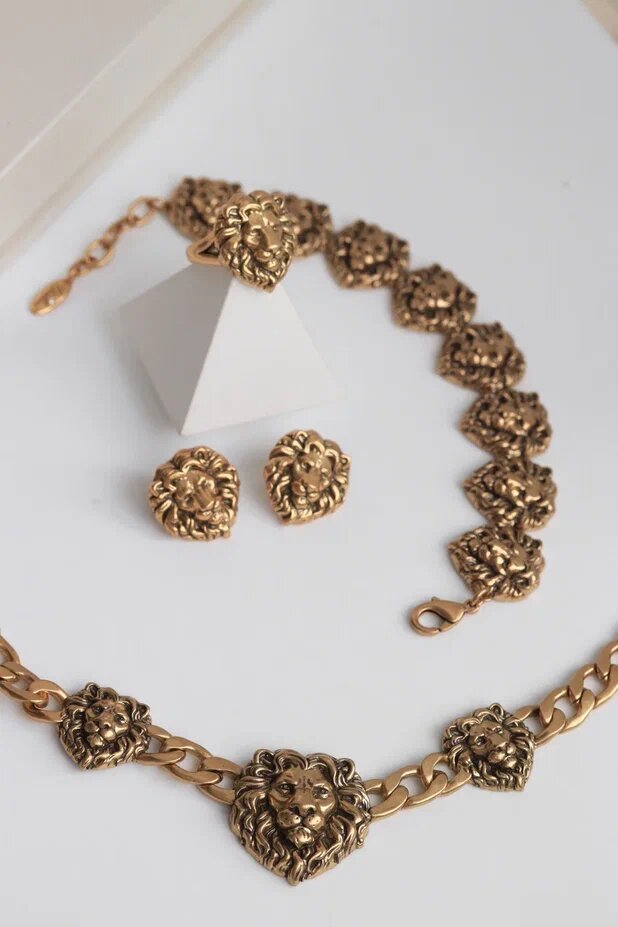 Коллекция со львами в анималистичной коллекции Uvelina 👇🏻Листайте, чтобы посмотреть украшения на модели 
